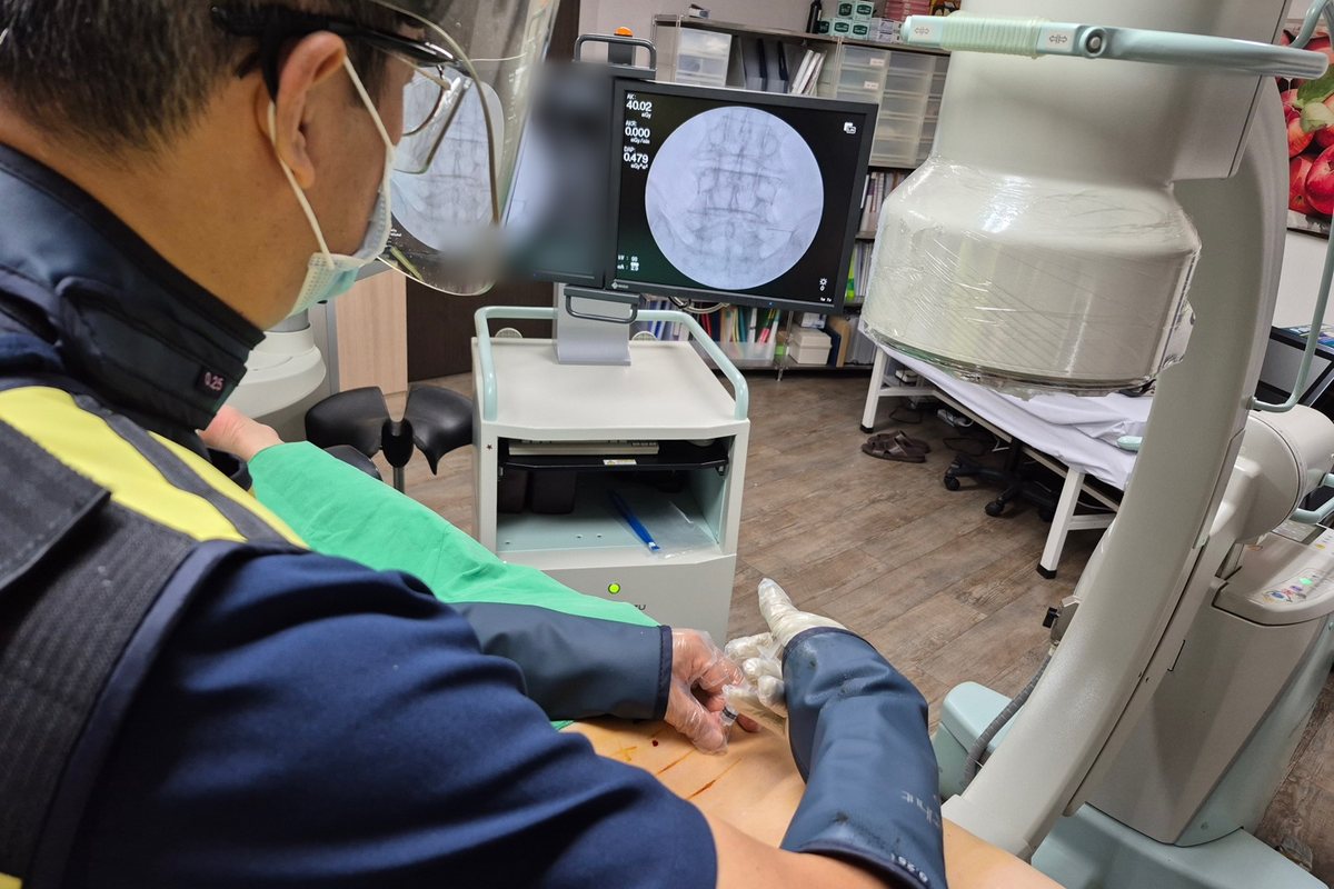 모니터 두 대로 위치를 확인하며 진행하는 C-arm 주사 모니터 두 대로 위치를 확인하며 진행하는 C-arm 주사