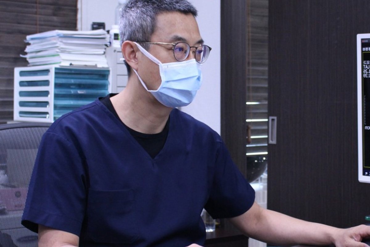 진료실에서 진료 중인 정형외과 전문의